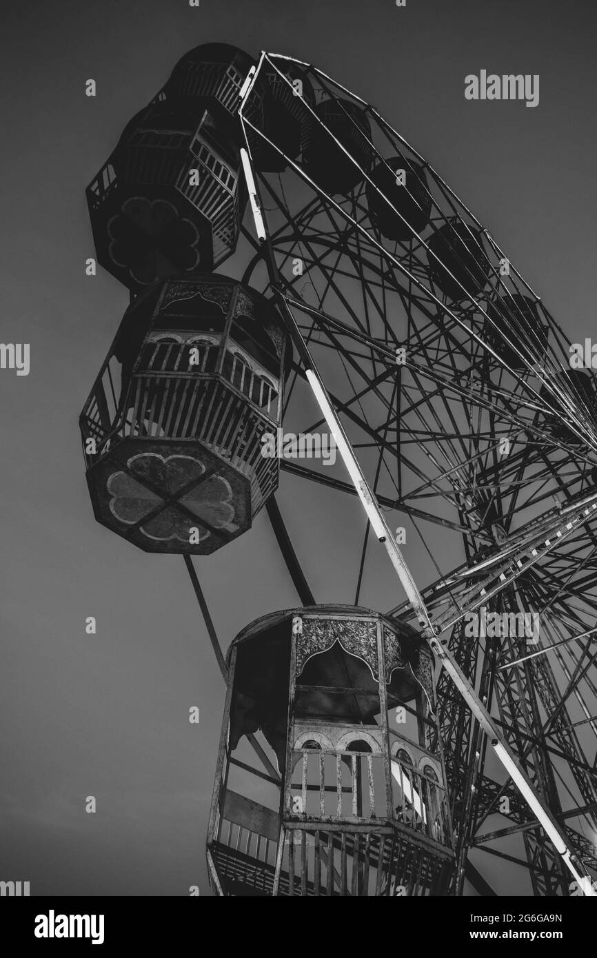 Riesenrad auf dem Samstagabend-Markt in Goa, schwarz-weiß monochromes Bild gegen den Nachthimmel Stockfoto