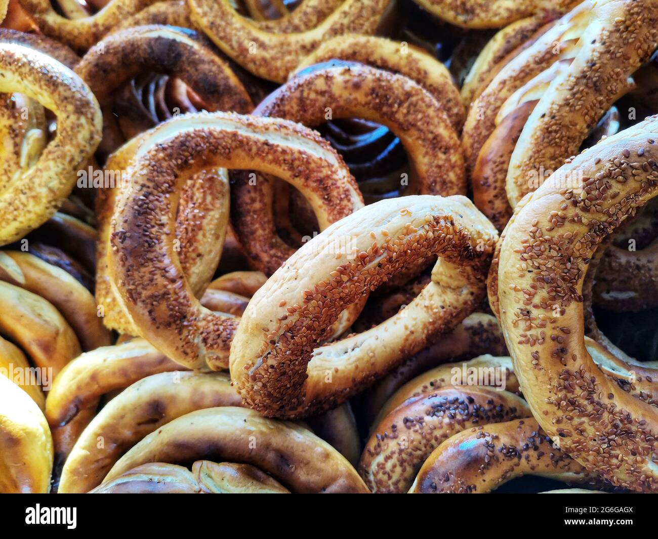 Sesambagel. Bagels werden in der Bäckerei verkauft. Frische Bagels. Stockfoto