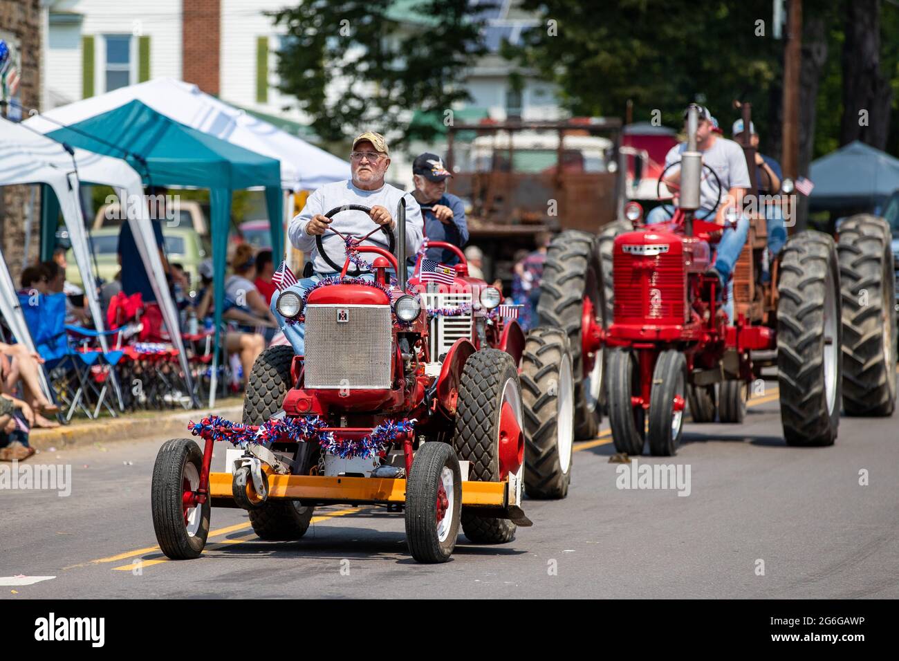 Mitglieder des Central Pennsylvania International Havester Collectors Chapter 17 fahren Traktoren während der Parade zum Unabhängigkeitstag. Lokale Organisationen, Unternehmen und der ehemalige Kongressabgeordnete Lou Barletta nahmen an der Parade zum Unabhängigkeitstag von Millville Teil. Die Parade war Teil des 98. Jährlichen Millville Community Fire Company Carnival. Die Parade wurde 2020 aufgrund der COVID-19-Pandemie abgesagt. (Foto von Paul Weaver / SOPA Images/Sipa USA) Stockfoto