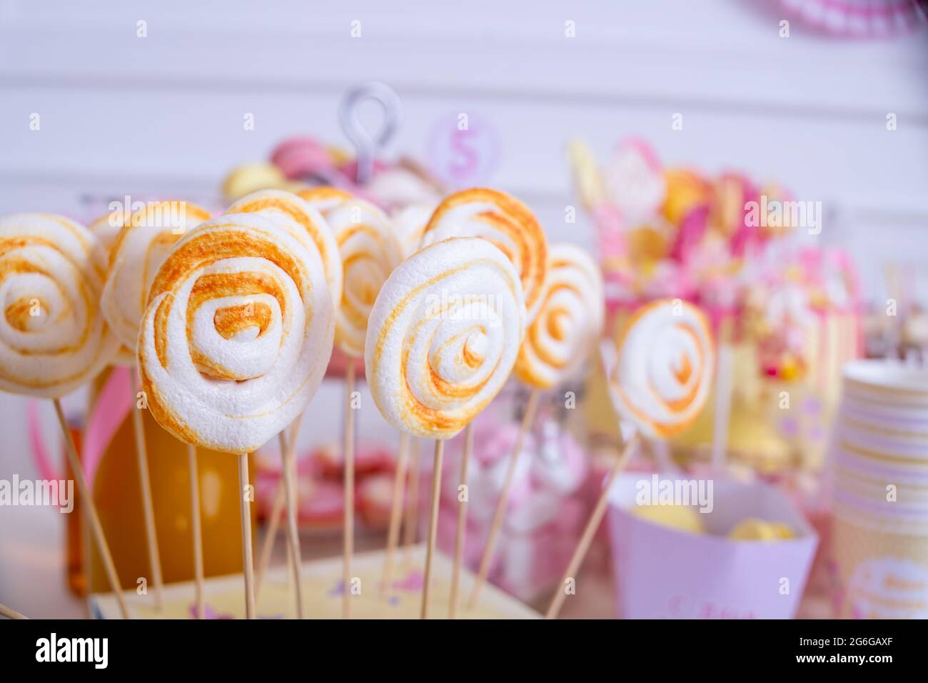 Süßigkeitenglas und ausgefallene Milchflaschen für Getränke auf einem  Desserttisch bei einer Geburtstagsparty oder Hochzeitsfeier.Sortiment an  Süßigkeiten. Cake Pops.Delicious Stockfotografie - Alamy