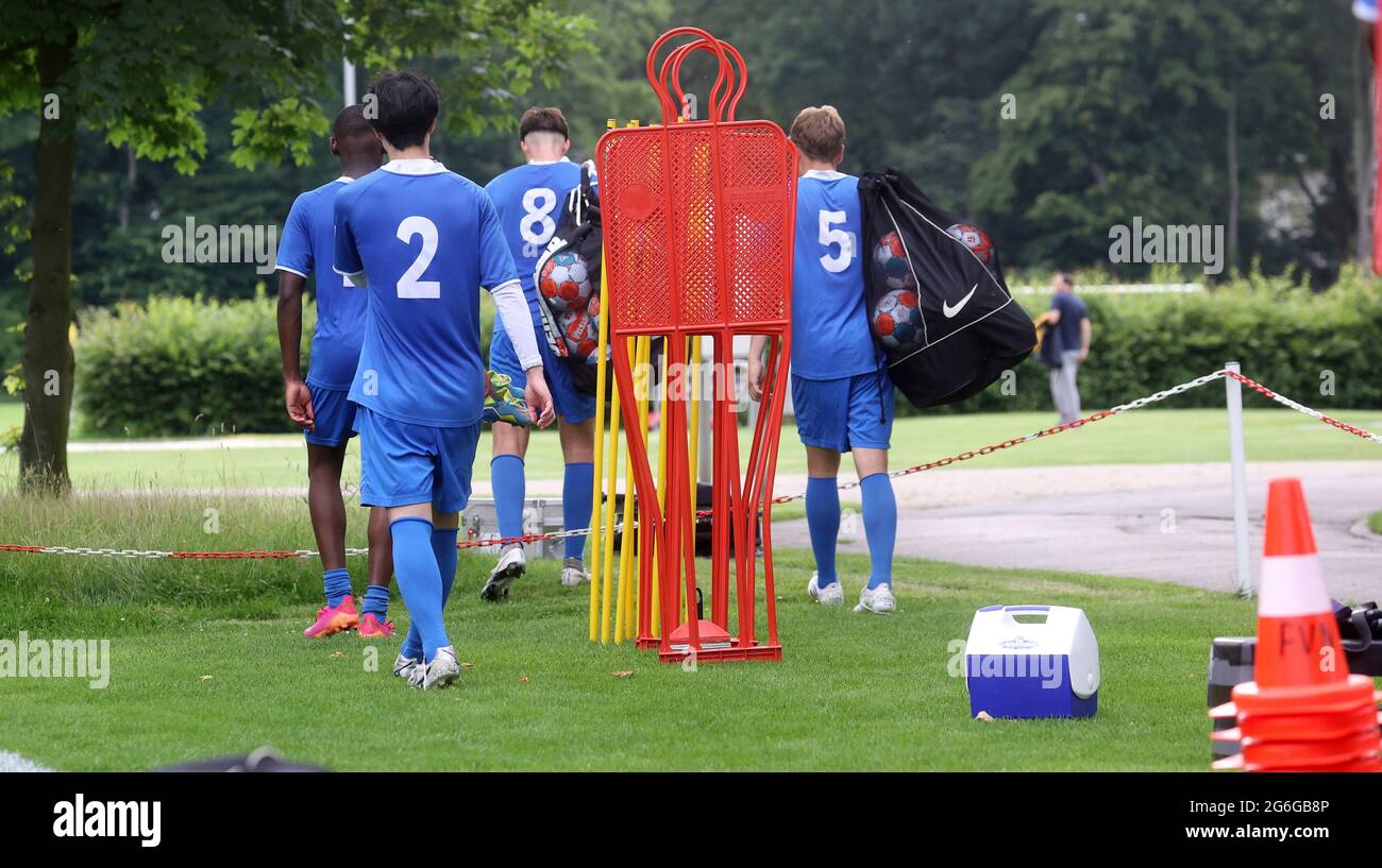 firo, 05.07.2021 Fuvuball, Fußball, VDV-Spielervereinigung, Verein. Abreise nach dem Training das diesjährige VDV-Proficamp startete am Montag (5. Juli 2021) in der Sportschule Wedau unter der Leitung von Cheftrainer Peter Neururer. Clubless-Profis und -Talente haben wieder die große Chance, sich im Teamtraining fit zu halten und sich für neue Aufgaben in Testspielen zu empfehlen. Players Union, die Vereinigung der Kontraktfußballspieler Stockfoto