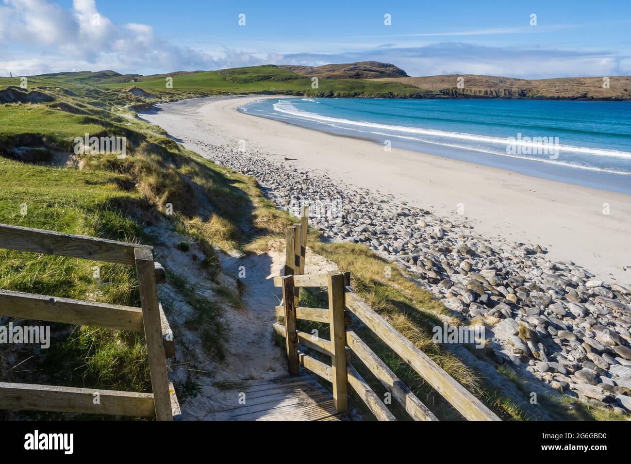 Vatersay Bay ist auch bekannt als East Beach und Baigh Bhatarsaigh. Ein großartiger, unberührter weißer Sandstrand auf der Isle of Vatersay, der von Dünen und sanften Dünen umgeben ist Stockfoto