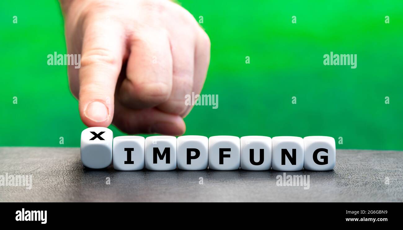 Symbol für eine Impfung gegen Covid 19 mit zwei verschiedenen Impfstoffen. Würfel bilden den deutschen Ausdruck 'x Impung'. Stockfoto