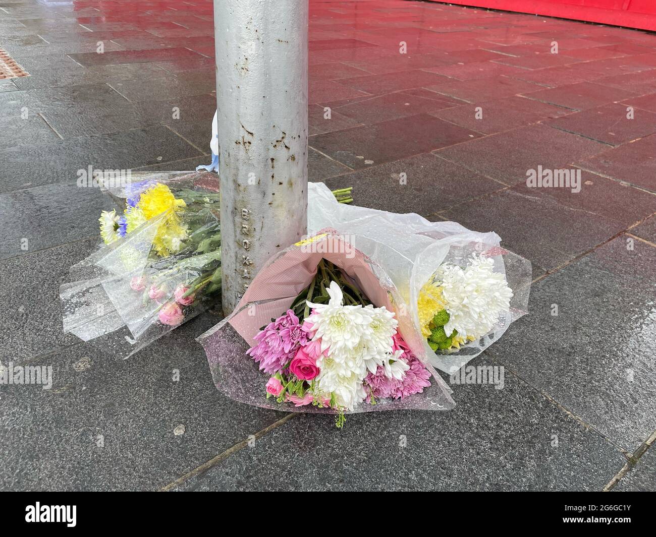 Blumen hinterließen in der Nähe der Szene in der Woolwich New Road, Greenwich, wo am Montagabend ein 15-jähriger Junge erstochen wurde. Bilddatum: Dienstag, 6. Juli 2021. Stockfoto