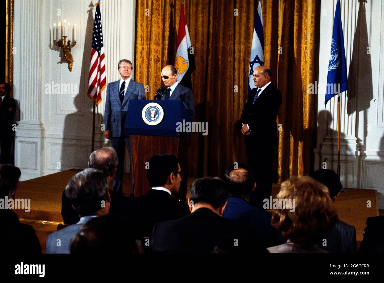 Der Präsident der Vereinigten Staaten, Jimmy Carter, links, hört zu, wie der israelische Außenminister Moshe Dayan, Mitte, am Donnerstag im Ostsaal des Weißen Hauses in Washington, DC, die Friedensgespräche zwischen der Arabischen Republik Ägypten und dem Staat Israel ankündigte, 12. Oktober 1977. Die Gespräche werden in den Abkommen von Camp David gefordert, die am 17. September 1978 von Präsident Carter, dem ägyptischen Präsidenten Anwar Sadat und Premierminister Menachem Begin von Israel unterzeichnet wurden. Rechts steht Verteidigungsminister General Kamel Hassan Ali von Ägypten.Quelle: Benjamin E. 'Gene' Forte/CNP Stockfoto