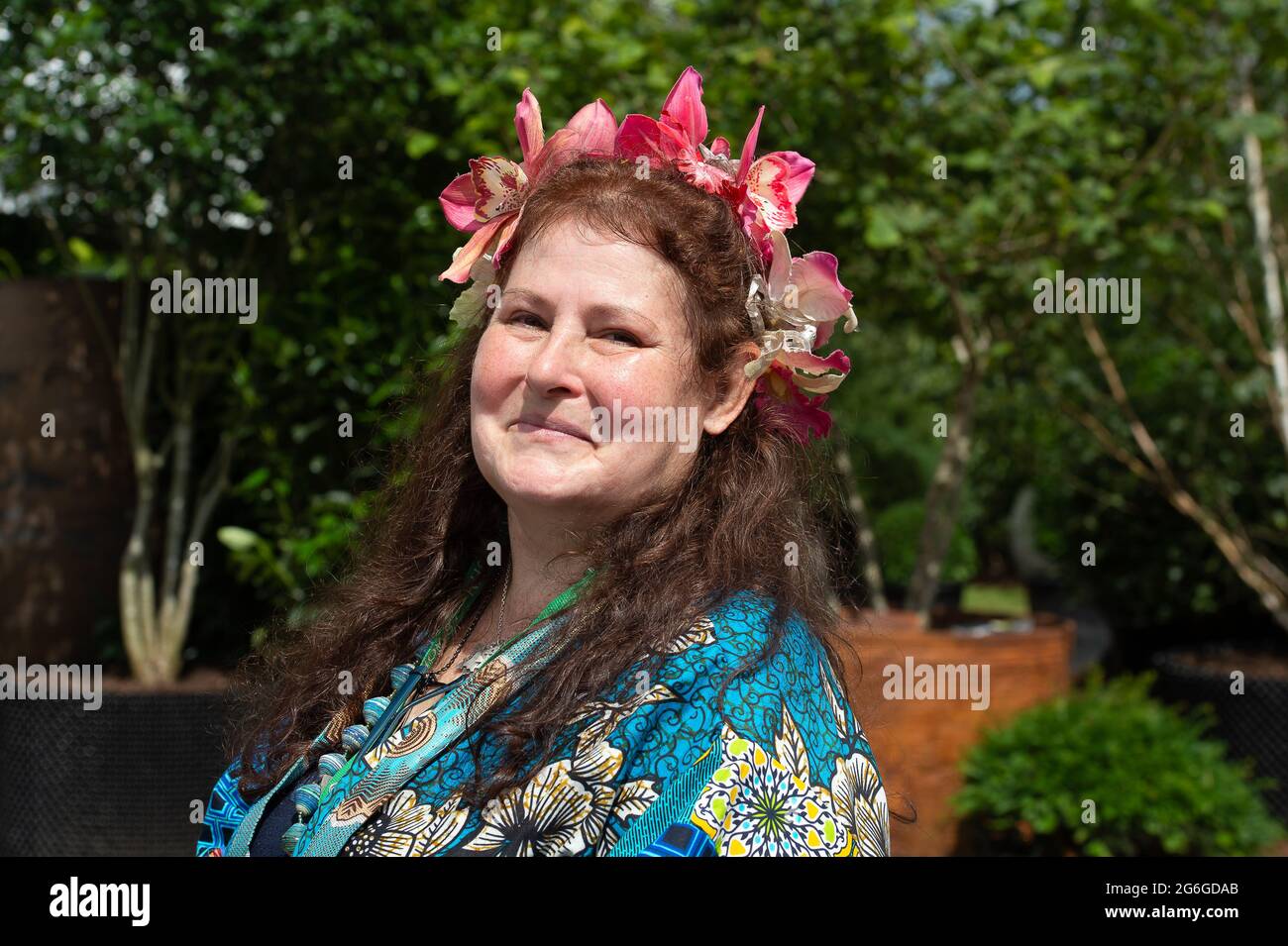 East Molesey, Surrey, Großbritannien. Juli 2021. Jan Kartun, ein ehrenamtlicher RHS-Mitarbeiter beim RHS Hampton Court Palace Garden Festival, setzt auf einen floralen Look. Quelle: Maureen McLean/Alamy Live News Stockfoto