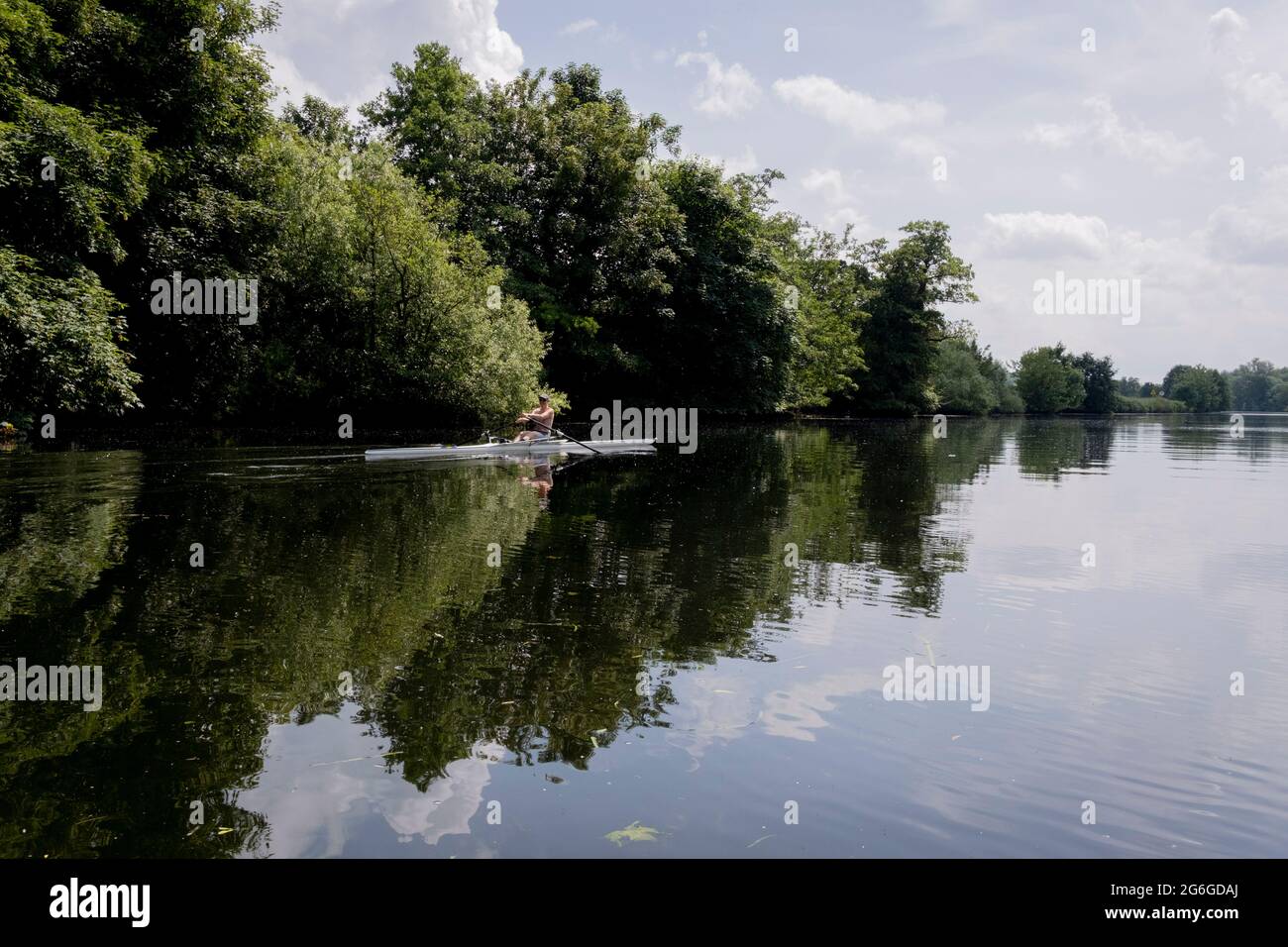 Am 2. Juli 22021 treibt sich ein Einseilruderer in Norwich, England, entlang eines ruhigen Flusses Yare in der Nähe von Norwich. Stockfoto