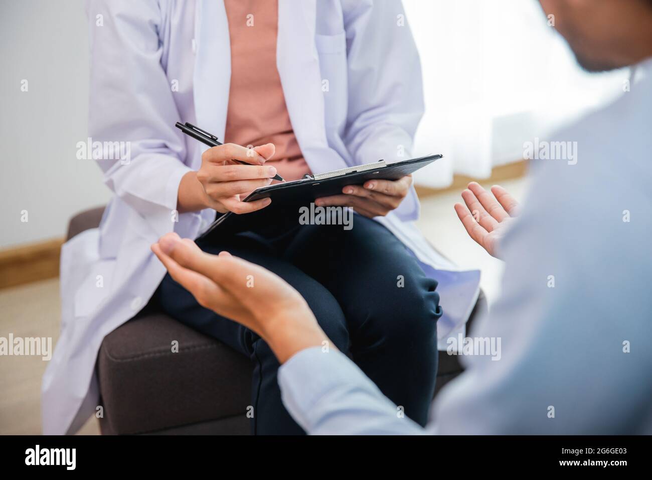 Professionelle Psychologin Frau führt eine Beratung und sprechen mit asiatischen Mann Patient Stockfoto