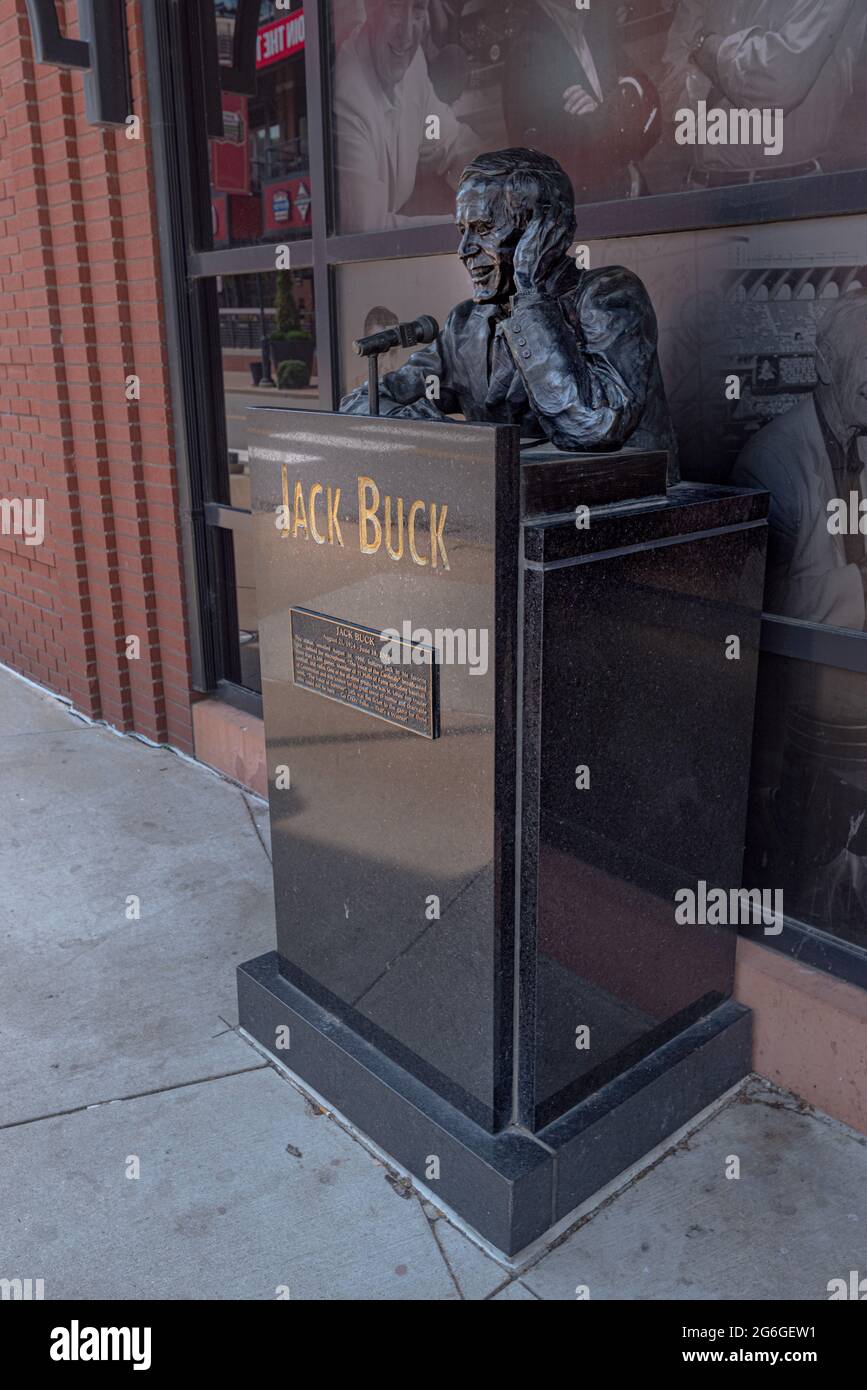 Saint Louis, MO – 5. Juli 2021; Bronzebüste des Sportcasters Joe Buck mit Mikrofon sitzt vor dem Busch-Stadion, um den ehemaligen Cardinals-Baseballspieler zu ehren Stockfoto