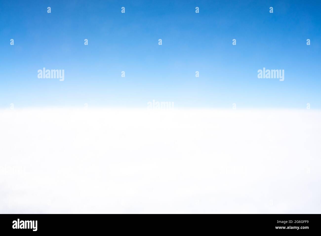 Über den Wolken mit blauem Himmel, Foto aus einem Flugzeug, horizontal, blau und weiß Stockfoto