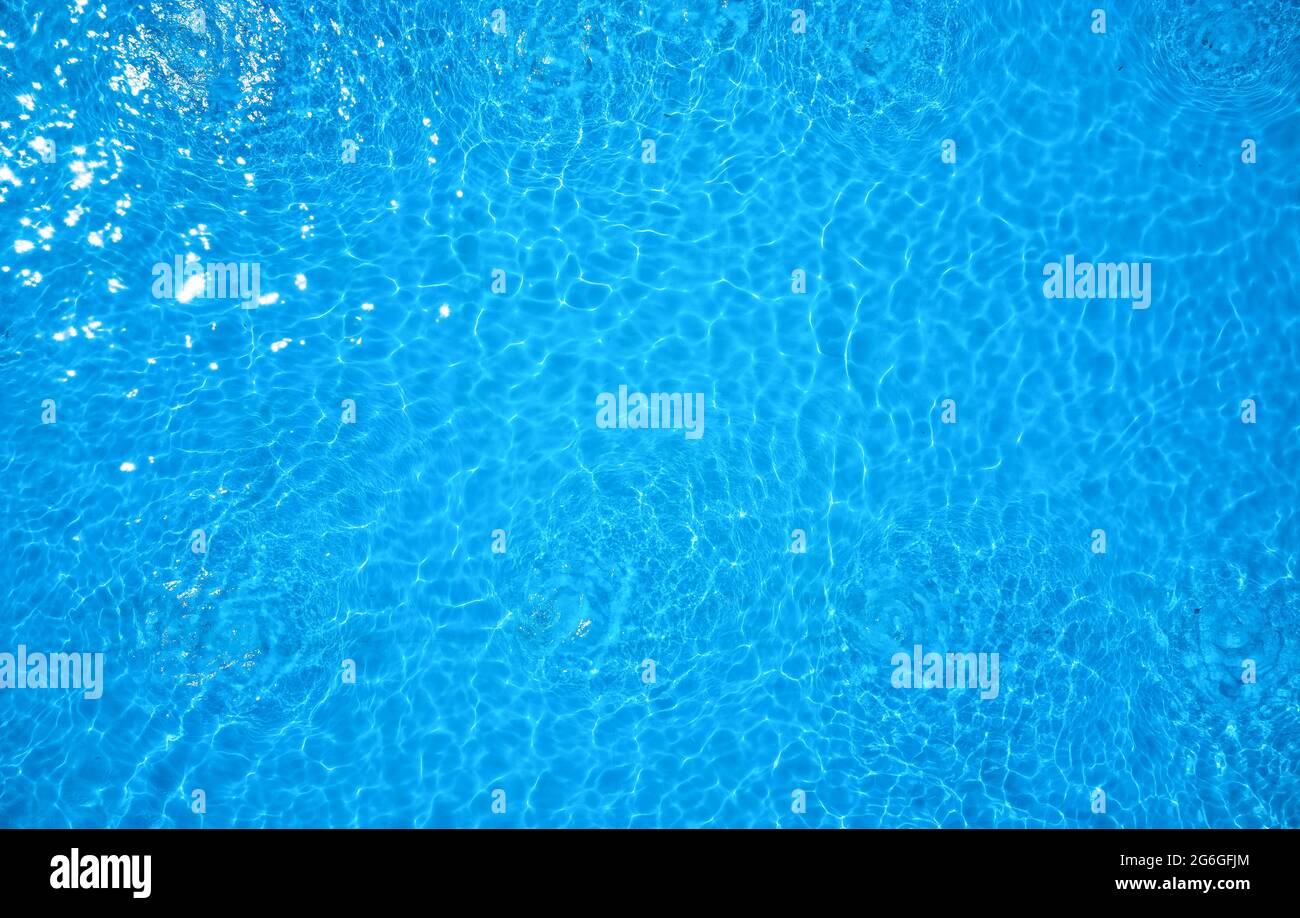 Klares blaues Wasser im Pool Stockfoto