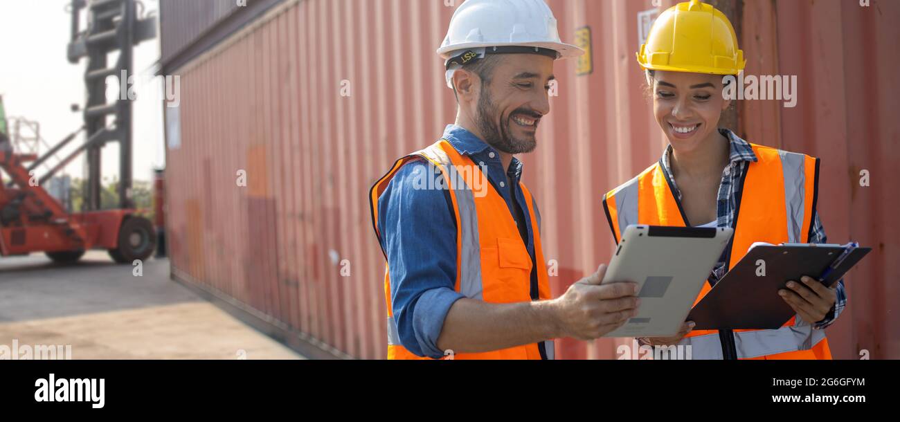 Head Manager Engineer lehren und vorstellen oder planen Business Logistics Konzept, Vorarbeiter steuern Ladecontainer Box von Fracht Frachtschiff für Lo Stockfoto