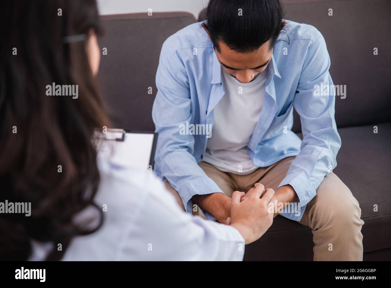 Professionelle Psychologin Frau führt eine Beratung und sprechen mit asiatischen Mann Patient Stockfoto