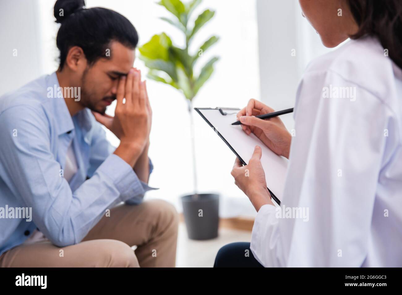 Professionelle Psychologin Frau führt eine Beratung und sprechen mit asiatischen Mann Patient Stockfoto
