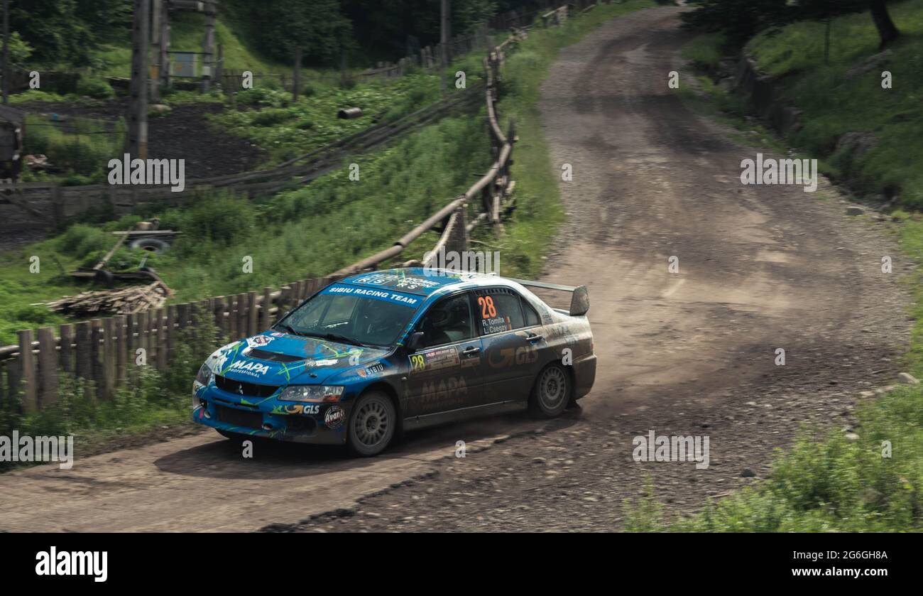 Action-Aufnahme eines Rallyewagens während eines Wettkampfs auf schlammigen forst-Strecken Stockfoto