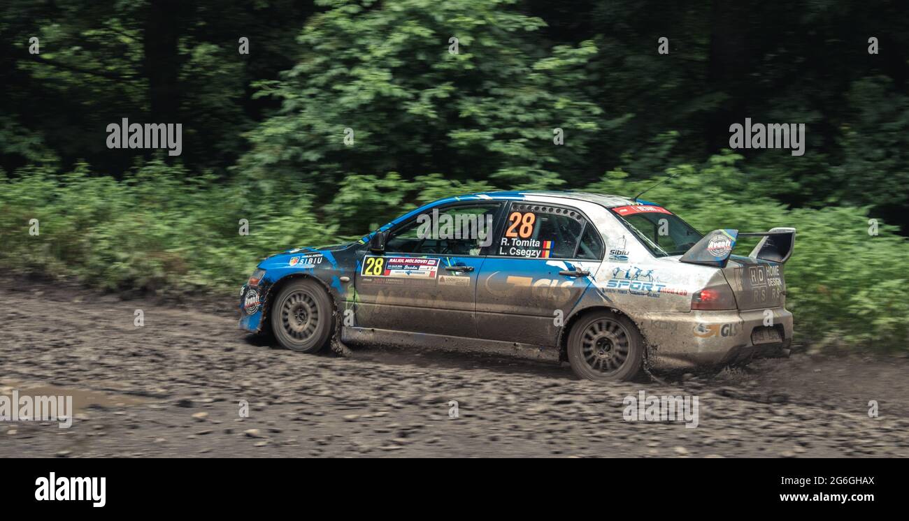 Action-Aufnahme eines Rallyewagens während eines Wettkampfs auf schlammigen forst-Strecken Stockfoto