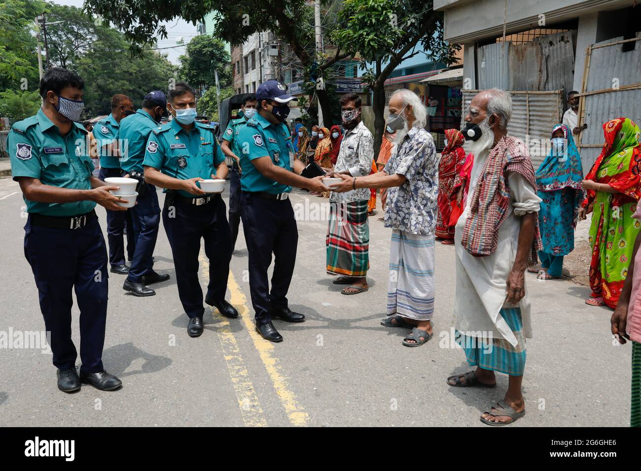 Während der landesweiten Sperrung spendet die Polizei in Bangladesch den benachteiligten Menschen in Dhaka, Bangladesch, am 6. Juli 2021 kostenlose Nahrung. Stockfoto