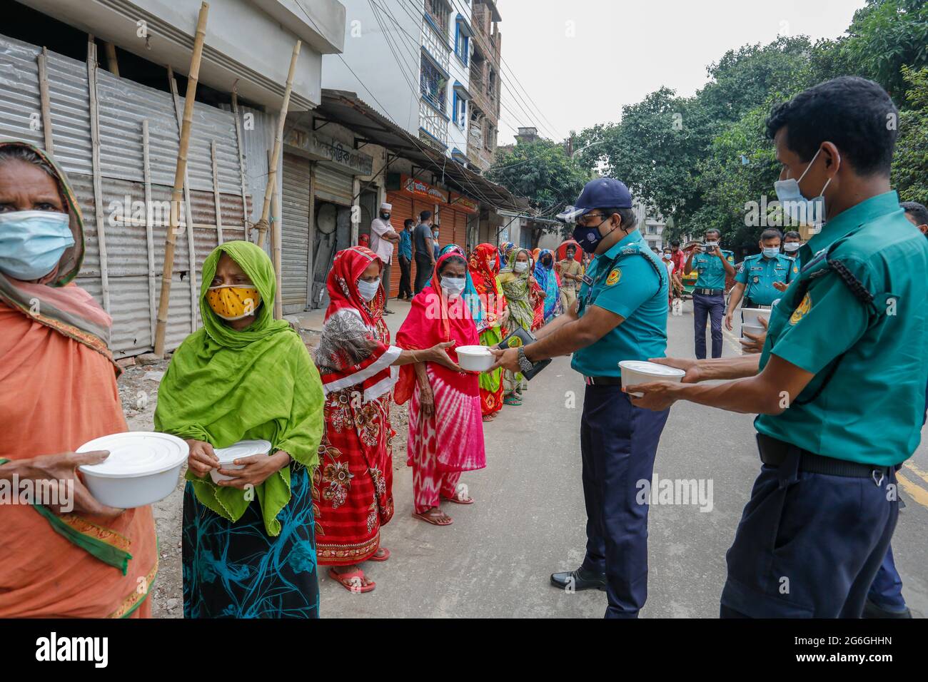 Während der landesweiten Sperrung spendet die Polizei in Bangladesch den benachteiligten Menschen in Dhaka, Bangladesch, am 6. Juli 2021 kostenlose Nahrung. Stockfoto
