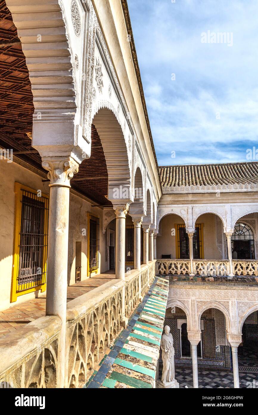 Kolonnade Bögen entlang des Haupthofes in der Casa de Pilatos (Haus des Pilatus), Sevilla, Andalusien, Spanien Stockfoto