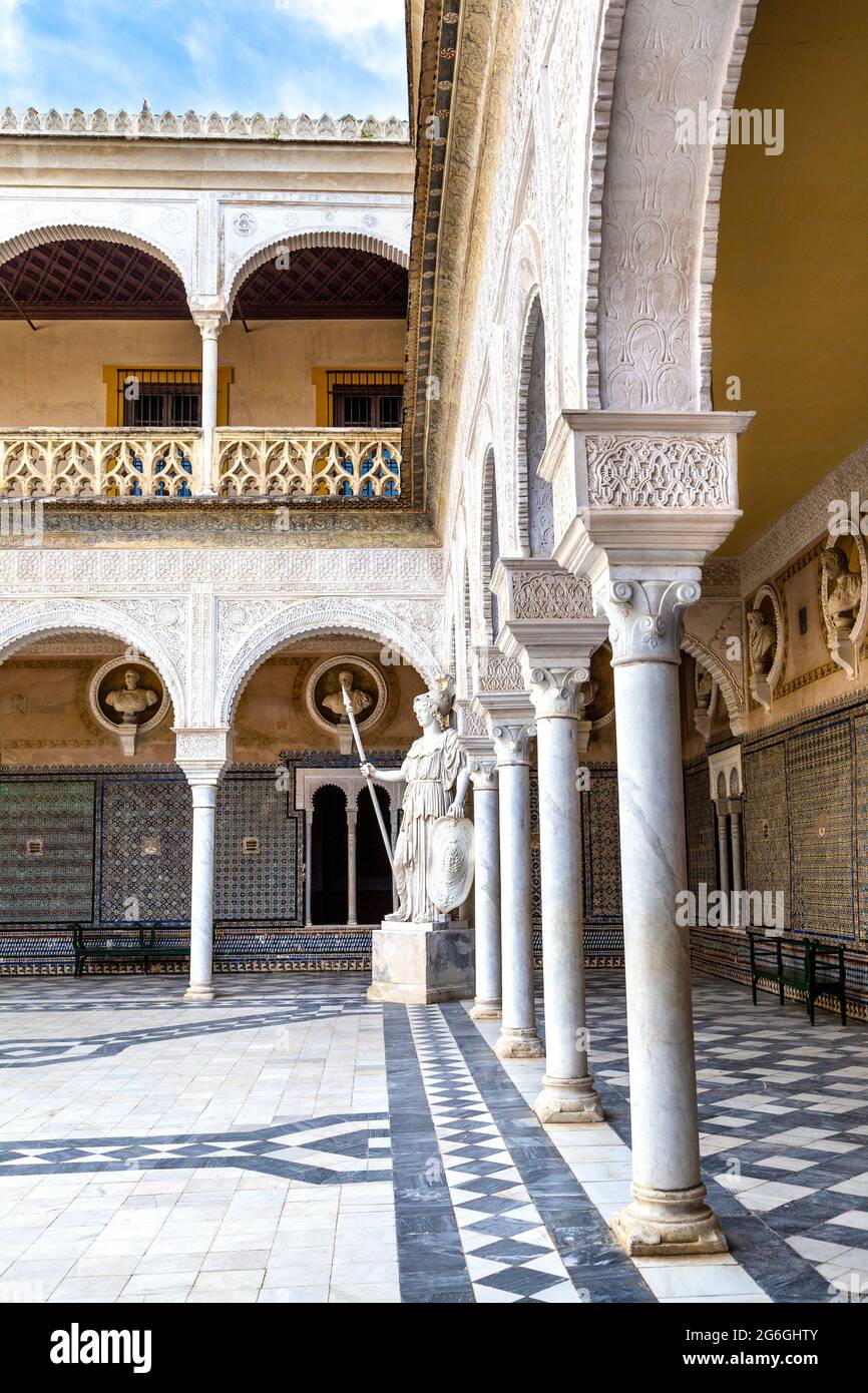 Die Skluptüre der Göttin Athene und die Kolonnaden führen entlang des Haupthofes der Casa de Pilatos (Haus des Pilatus), Sevilla, Andalusien, Spanien Stockfoto