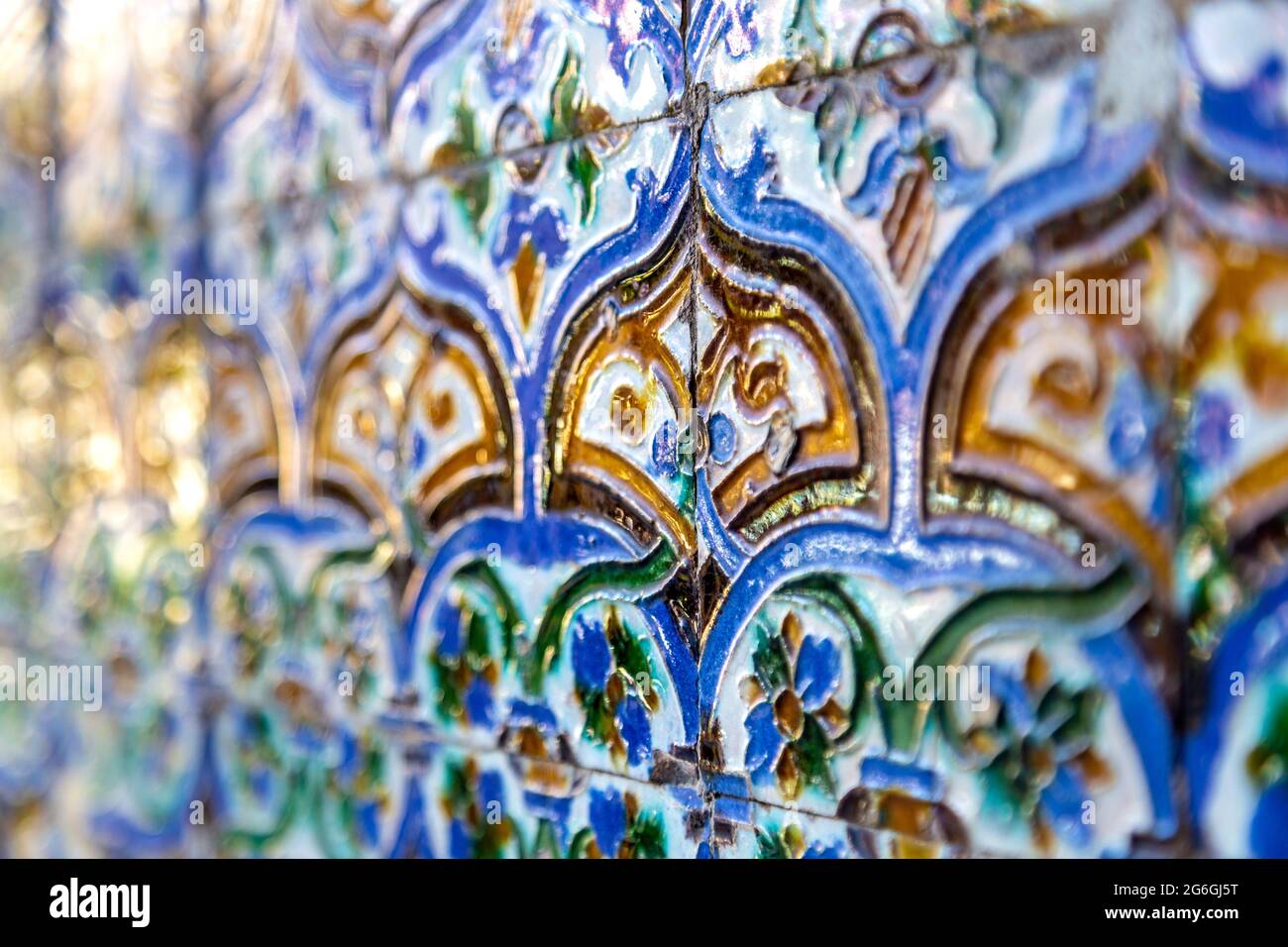 Nahaufnahme von bunten Azulejo-Fliesen an der Wand der Casa de Pilatos (Haus des Pilatus), Sevilla, Andalusien, Spanien Stockfoto