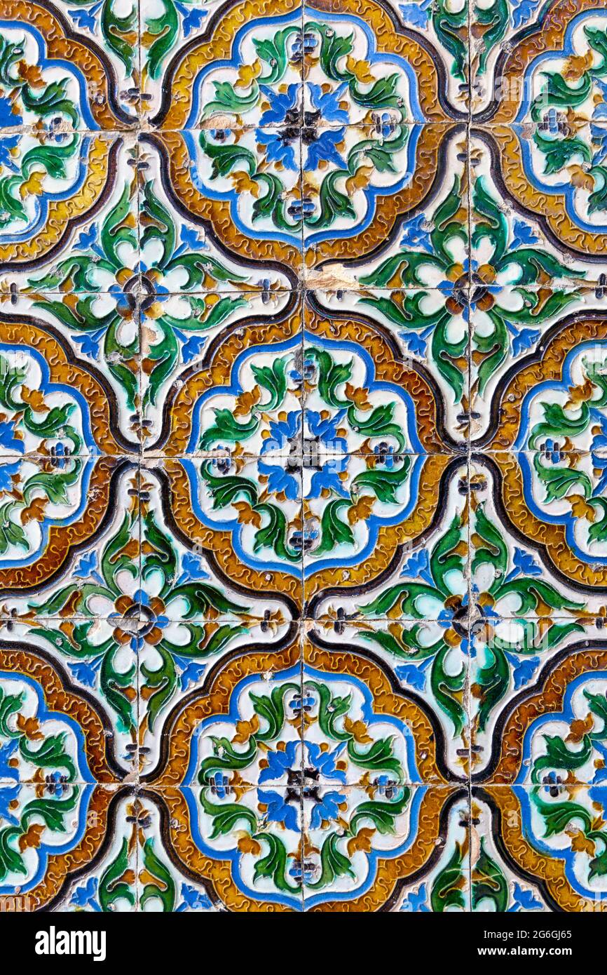 Nahaufnahme von bunten Azulejo-Fliesen an der Wand der Casa de Pilatos (Haus des Pilatus), Sevilla, Andalusien, Spanien Stockfoto