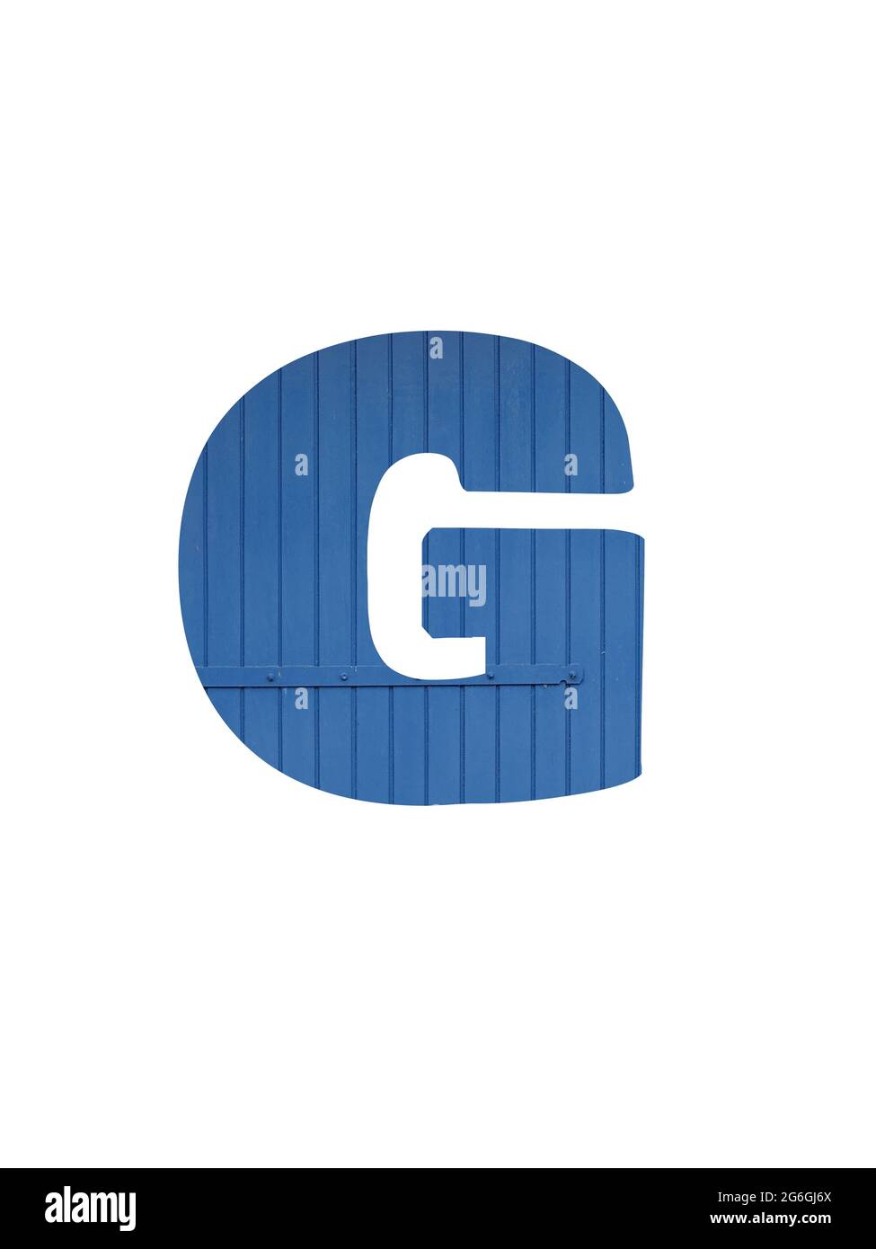 Buchstabe G des Alphabets aus altem blauem Holz, isoliert auf weißem Hintergrund Stockfoto