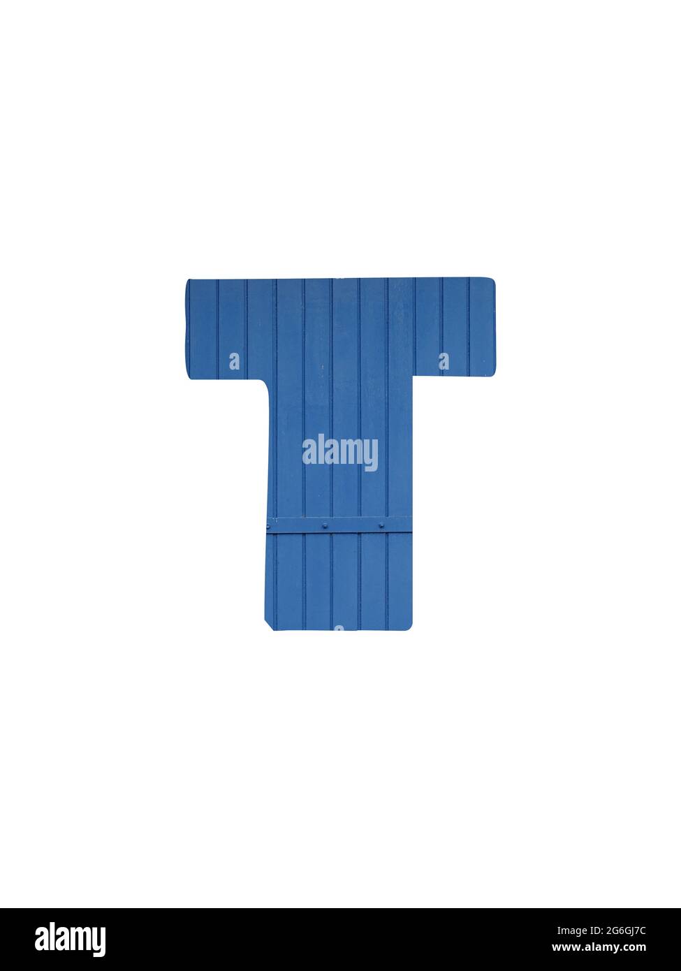 Buchstabe T des Alphabets aus altem blauem Holz, isoliert auf weißem Hintergrund Stockfoto