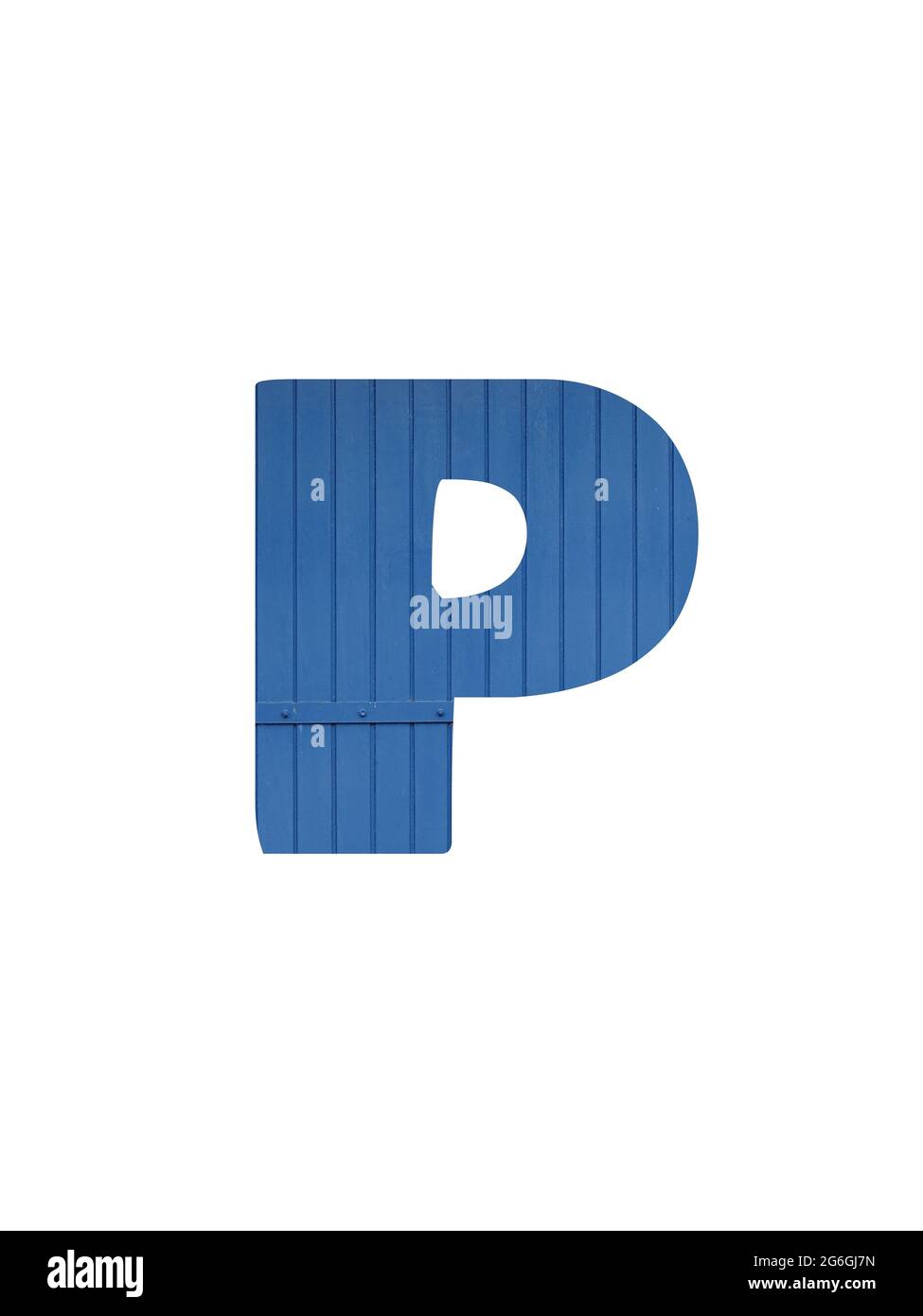 Buchstabe P des Alphabets aus altem blauem Holz, isoliert auf weißem Hintergrund Stockfoto