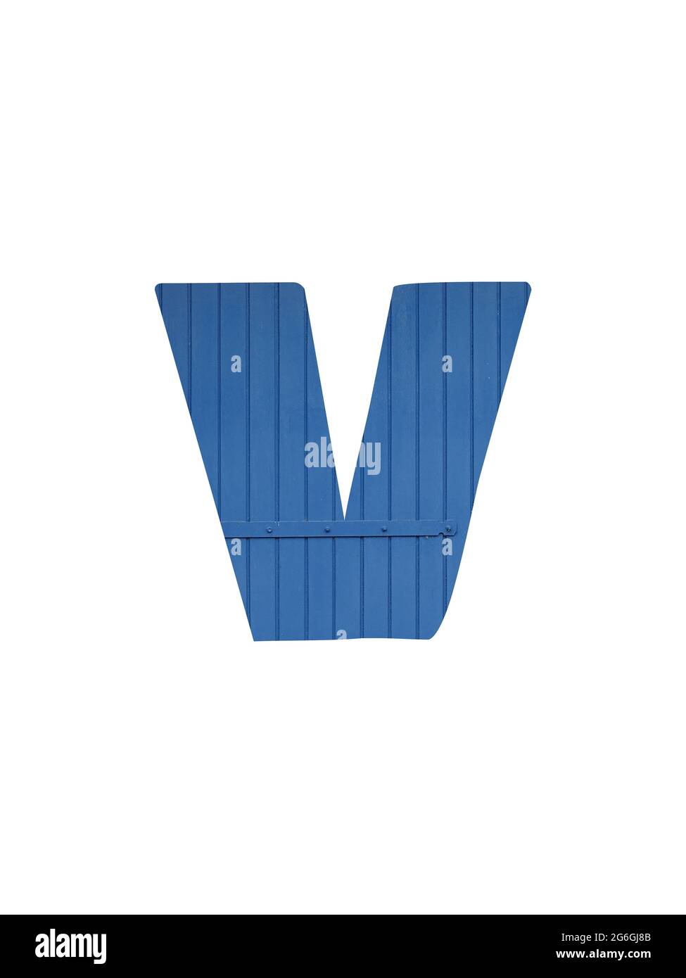 Buchstabe V des Alphabets aus altem blauem Holz, isoliert auf weißem Hintergrund Stockfoto