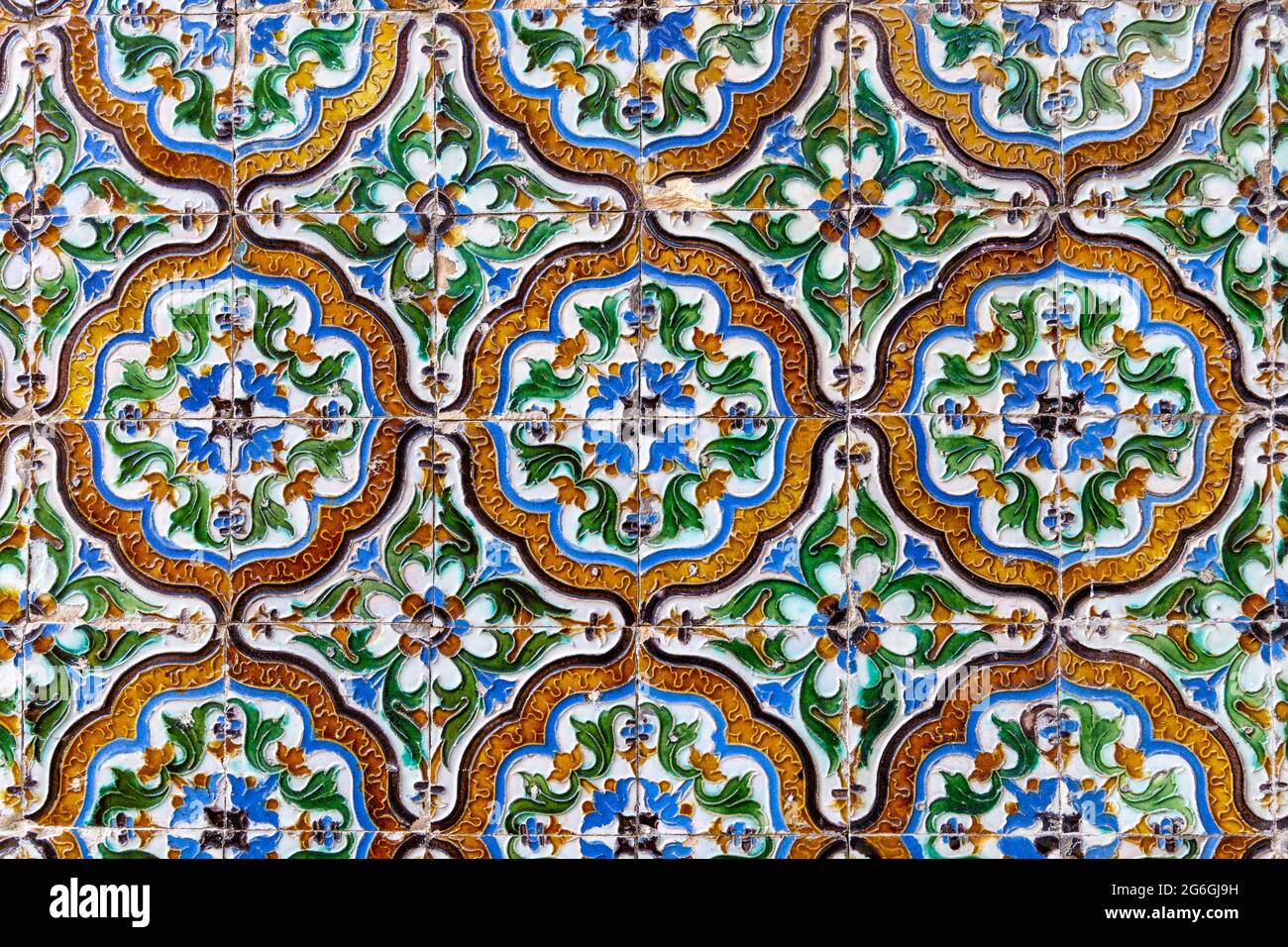Nahaufnahme von bunten Azulejo-Fliesen an der Wand der Casa de Pilatos (Haus des Pilatus), Sevilla, Andalusien, Spanien Stockfoto