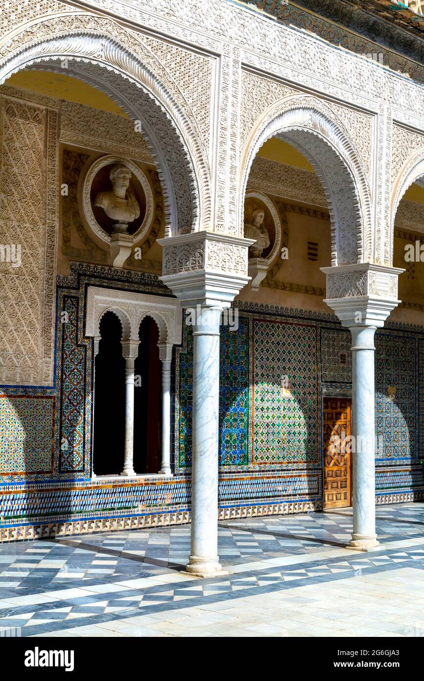 Kolonnade Bögen entlang des Haupthofes in der Casa de Pilatos (Haus des Pilatus), Sevilla, Andalusien, Spanien Stockfoto