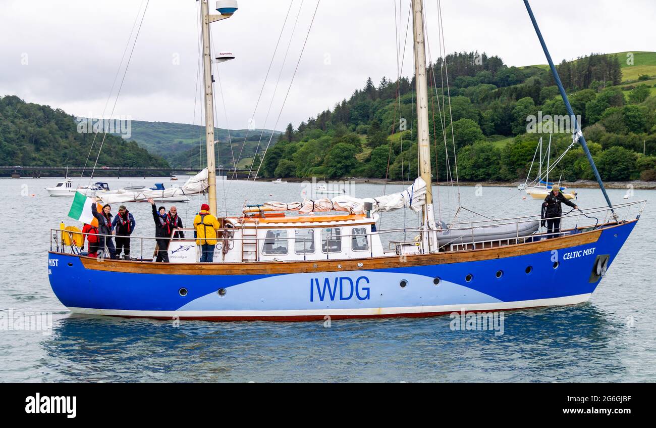 Forschungsschiff der irischen Wal- und Delfingruppe IWDG mit Crew und Biologen an Bord Stockfoto