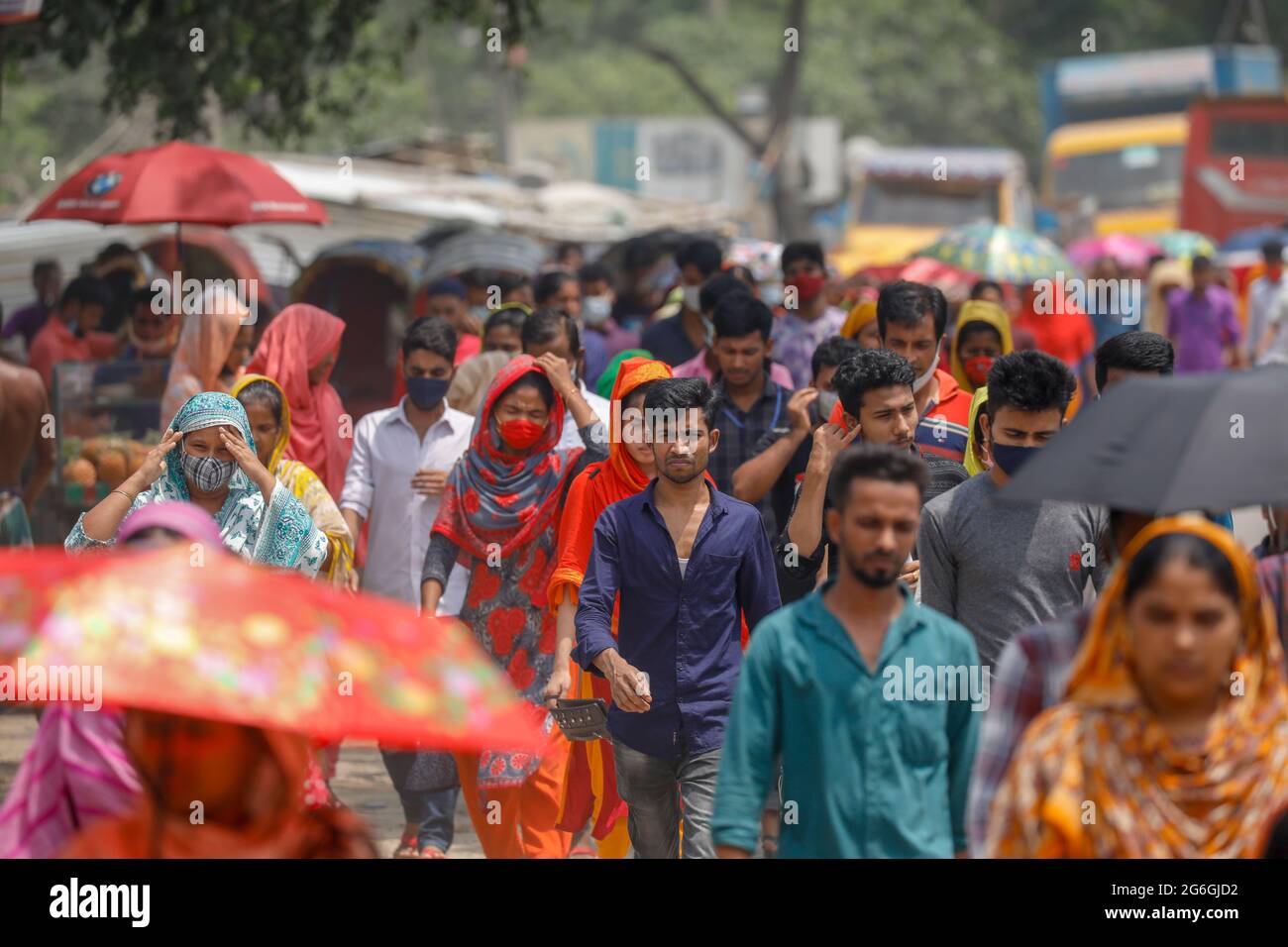 In der Mittagspause in Dhaka, Bangladesch, am 6. Juli 2021, werden Bekleidungsarbeiter die Fabrik verlassen sehen. Dies ist das Szenario nach der Eröffnung der Fabriken während Stockfoto