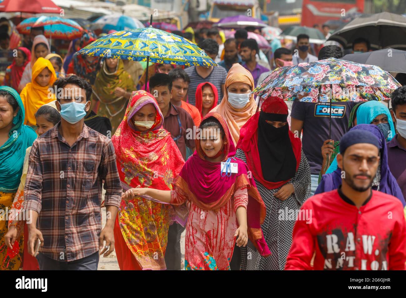 In der Mittagspause in Dhaka, Bangladesch, am 6. Juli 2021, werden Bekleidungsarbeiter die Fabrik verlassen sehen. Dies ist das Szenario nach der Eröffnung der Fabriken während Stockfoto