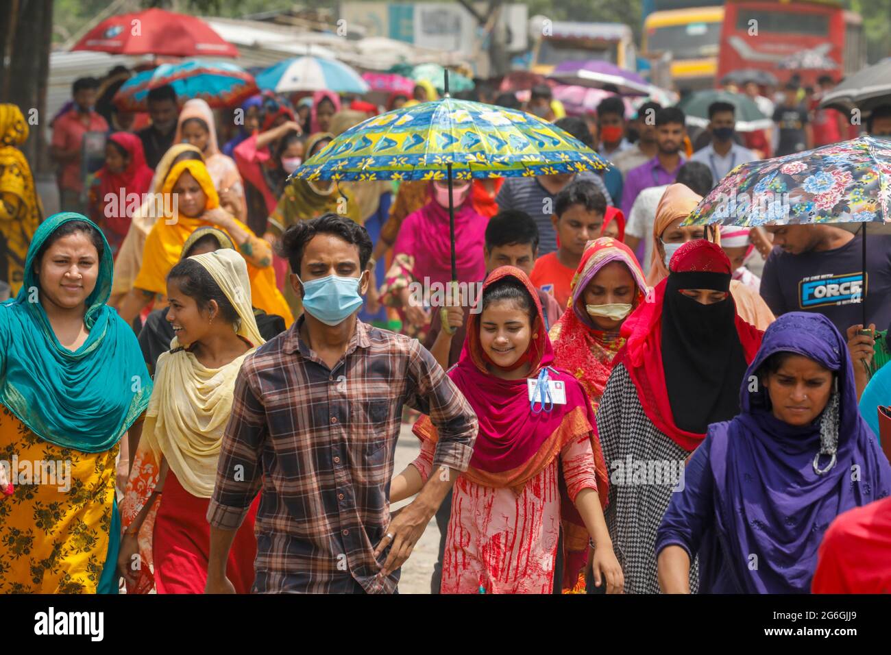 In der Mittagspause in Dhaka, Bangladesch, am 6. Juli 2021, werden Bekleidungsarbeiter die Fabrik verlassen sehen. Dies ist das Szenario nach der Eröffnung der Fabriken während Stockfoto