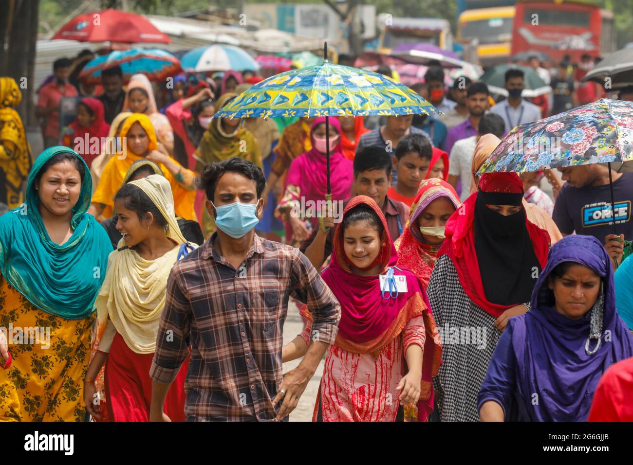 In der Mittagspause in Dhaka, Bangladesch, am 6. Juli 2021, werden Bekleidungsarbeiter die Fabrik verlassen sehen. Dies ist das Szenario nach der Eröffnung der Fabriken während Stockfoto