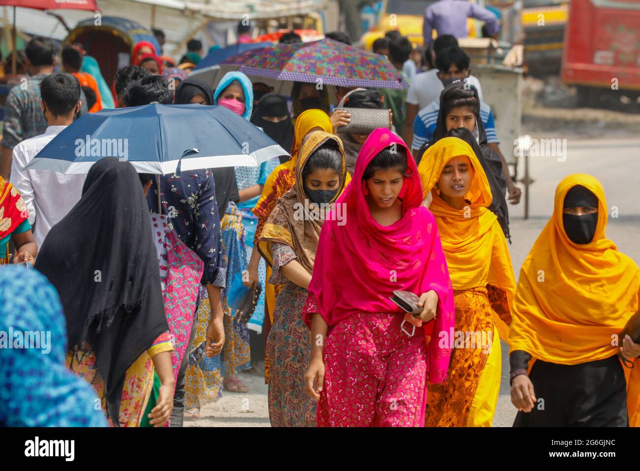 In der Mittagspause in Dhaka, Bangladesch, am 6. Juli 2021, werden Bekleidungsarbeiter die Fabrik verlassen sehen. Dies ist das Szenario nach der Eröffnung der Fabriken während Stockfoto