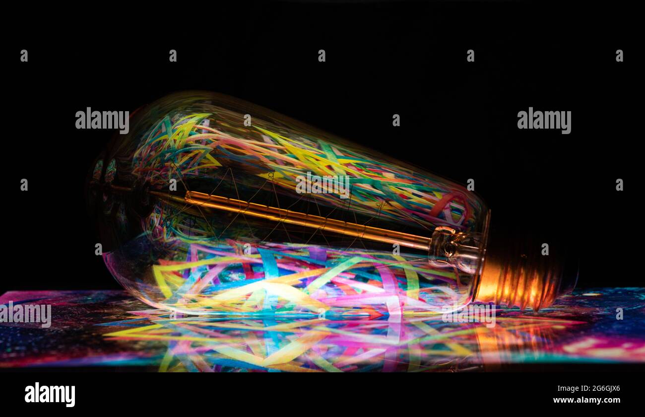 Bunte Hintergrundbilder mit Glühbirne und ipad Stockfoto