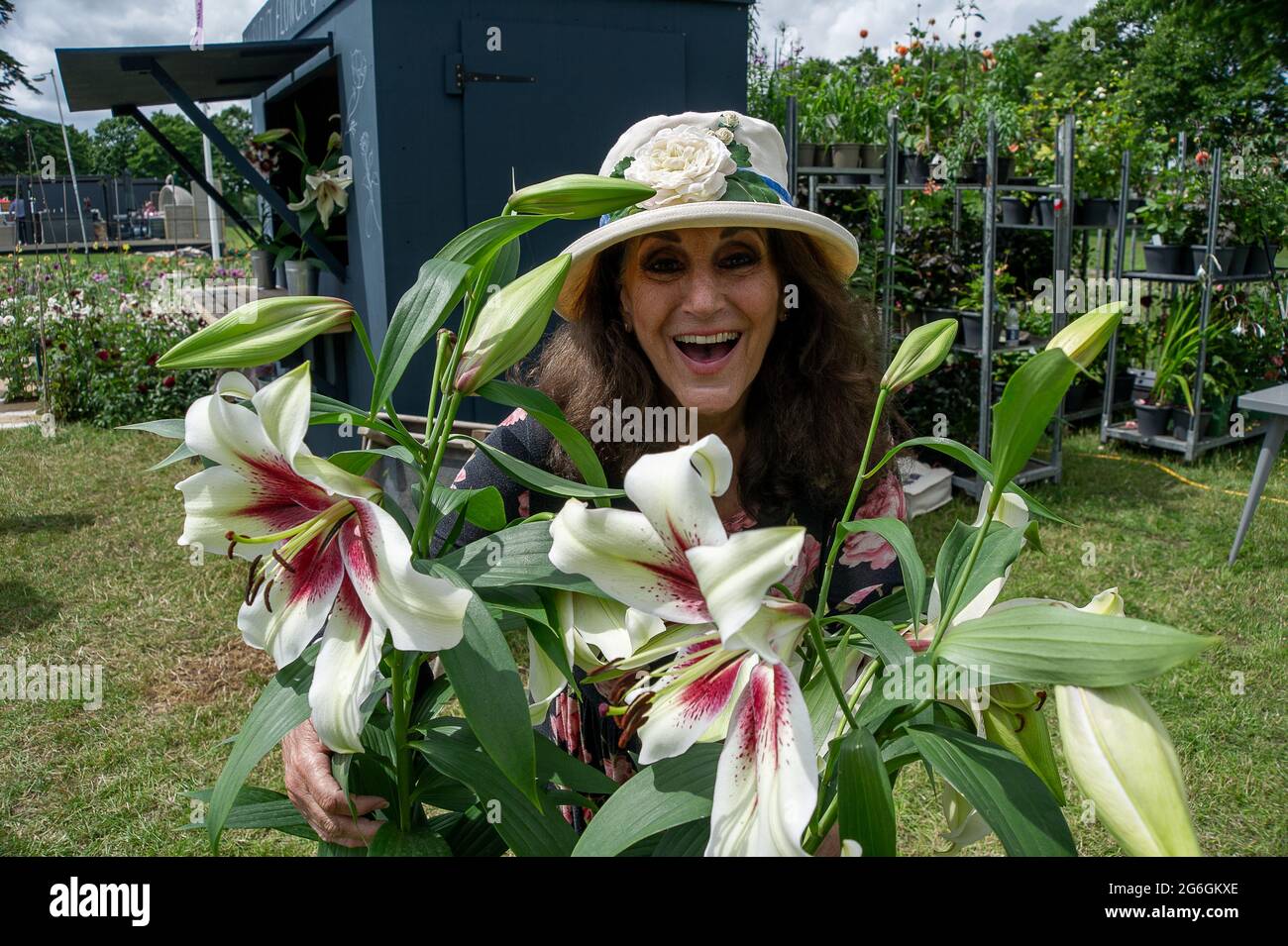 East Molesey, Surrey, Großbritannien. Juli 2021. Birds of a Feather Schauspielerin Lesley Joseph im RHS Hampton Court. Quelle: Maureen McLean/Alamy Live News Stockfoto