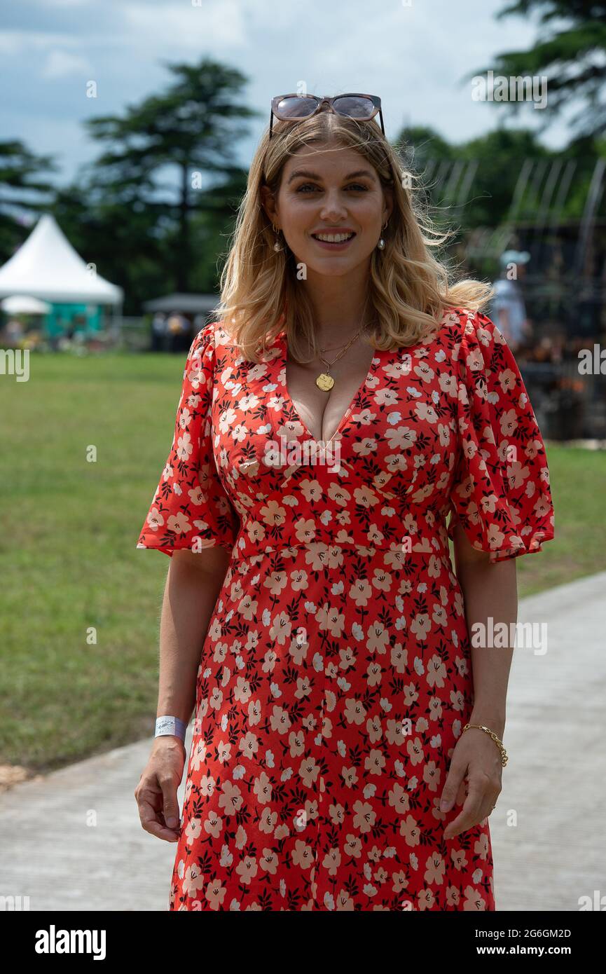 East Molesey, Surrey, Großbritannien. Juli 2021. Reality-TV-Star Ashley James im RHS Hampton Court. Quelle: Maureen McLean/Alamy Live News Stockfoto