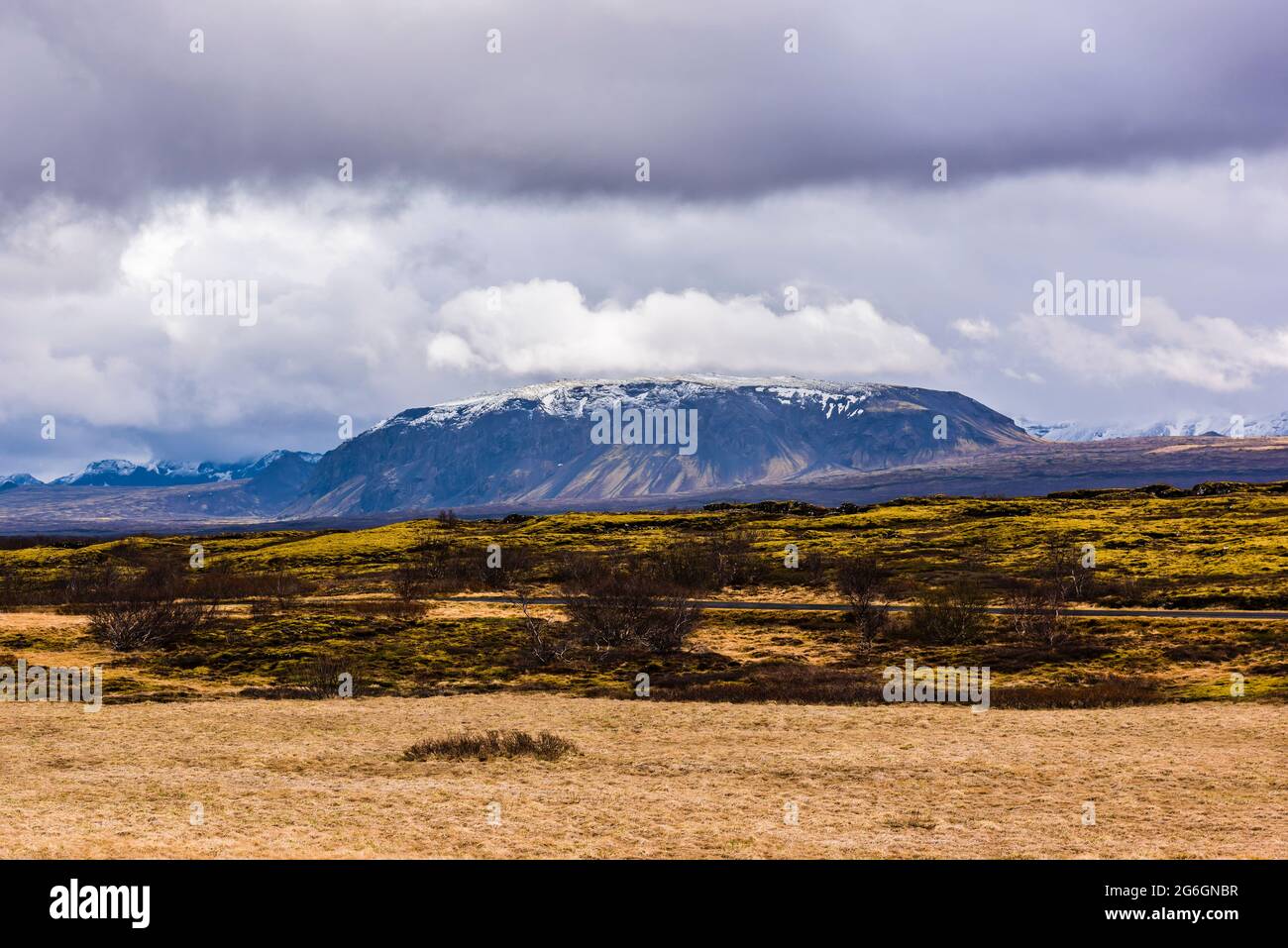 Verschneite, vulkanische Berge im Thingvellir National Park, Island Stockfoto