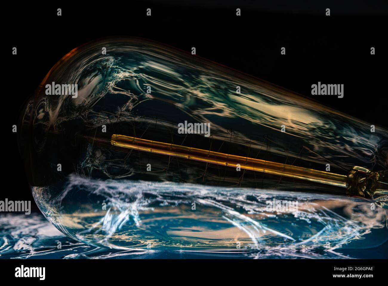 Bunte Hintergrundbilder mit Glühbirne und ipad Stockfoto