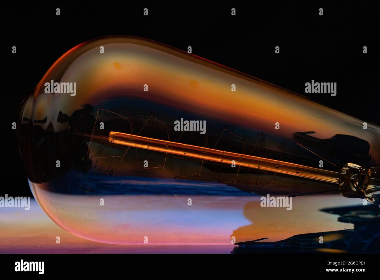 Bunte Hintergrundbilder mit Glühbirne und ipad Stockfoto