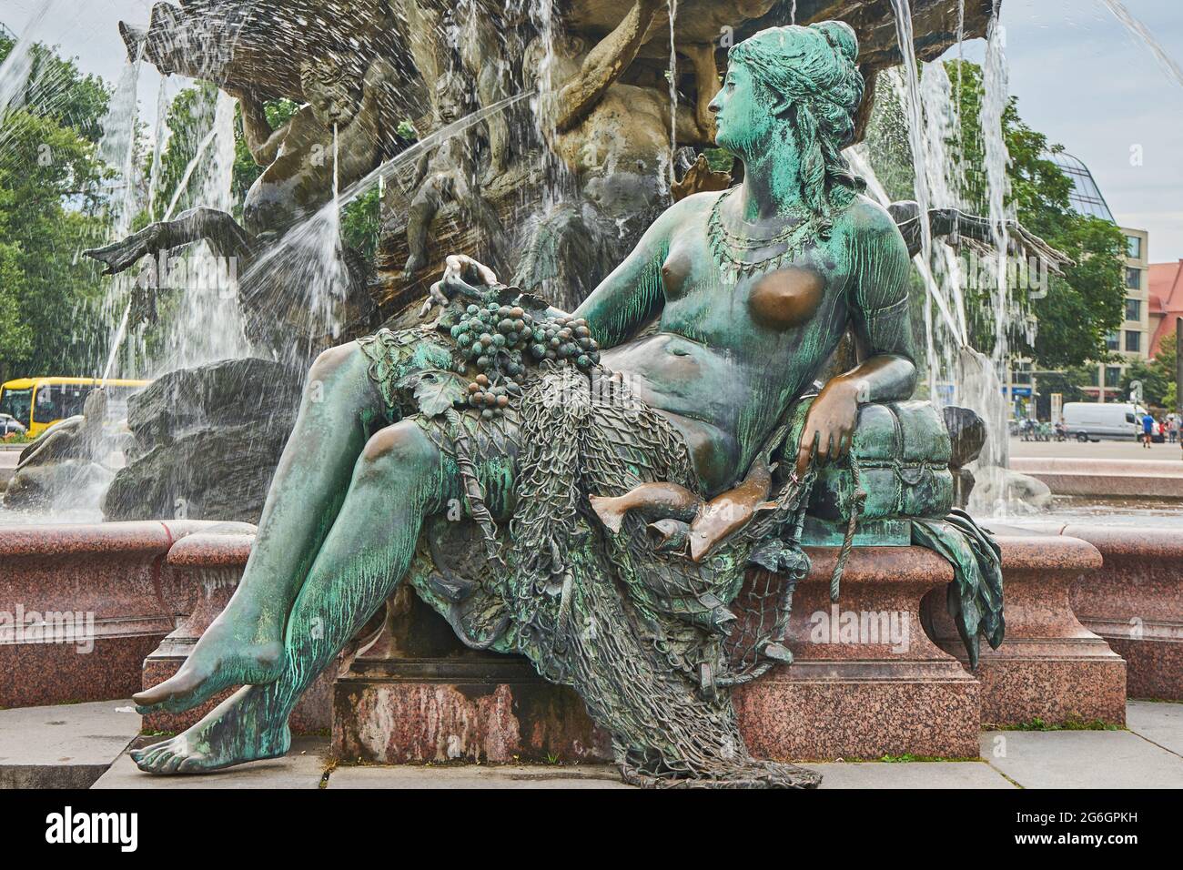 Frauenfigur, gefördert den Fluss Rhein, Neptunbrunnen, Schlossbrunnen oder Begasbrunnen, von Reinhold Begas, Berlin-Mitte, Berlin, Deutschland Stockfoto
