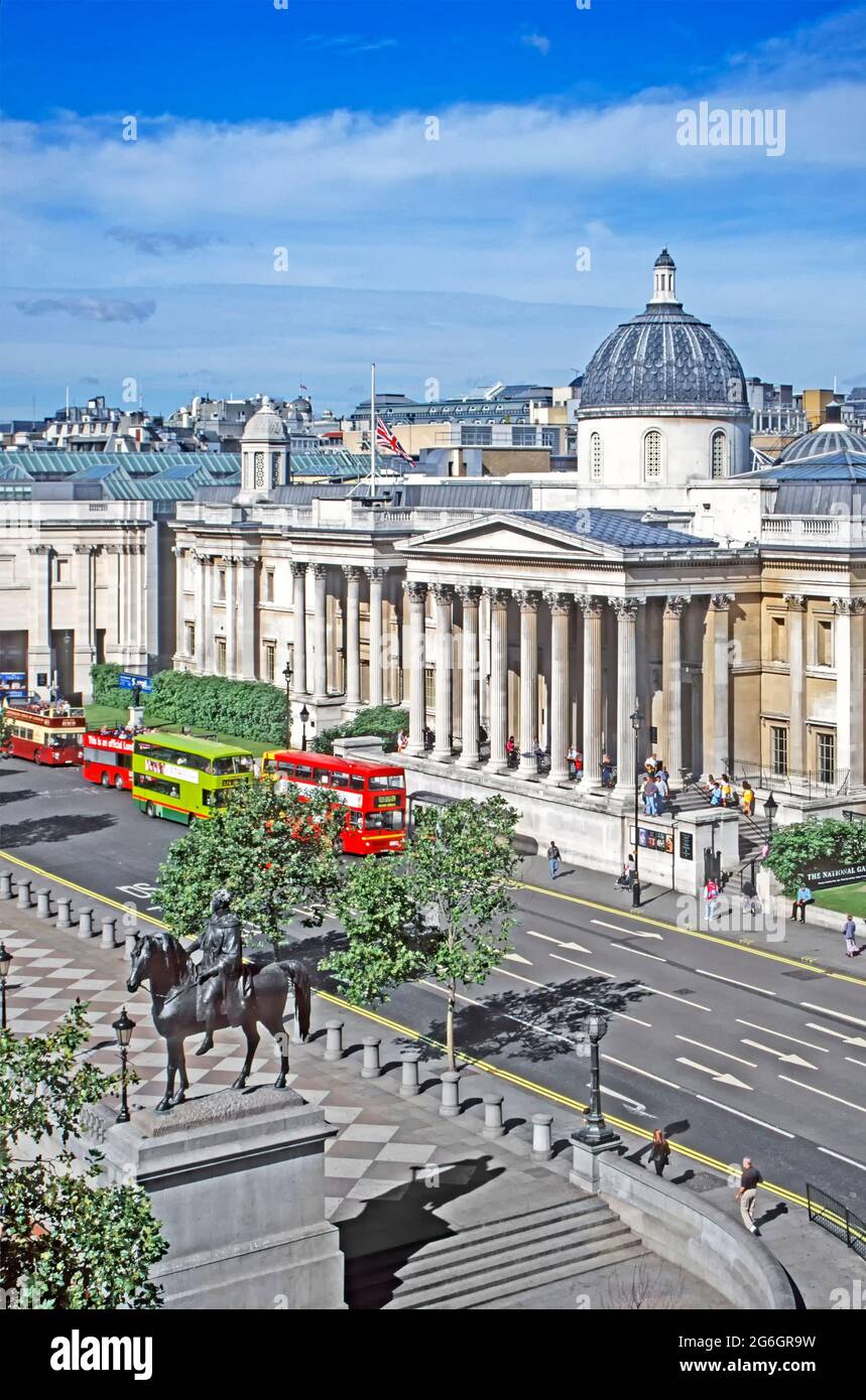 Luftaufnahme 1997 historische Ansicht Doppeldeckerbusse an der Bushaltestelle für die National Gallery, bevor dieser Teil des Trafalgar Square London zur Fußgängerzone der 90er Jahre in Großbritannien wurde Stockfoto