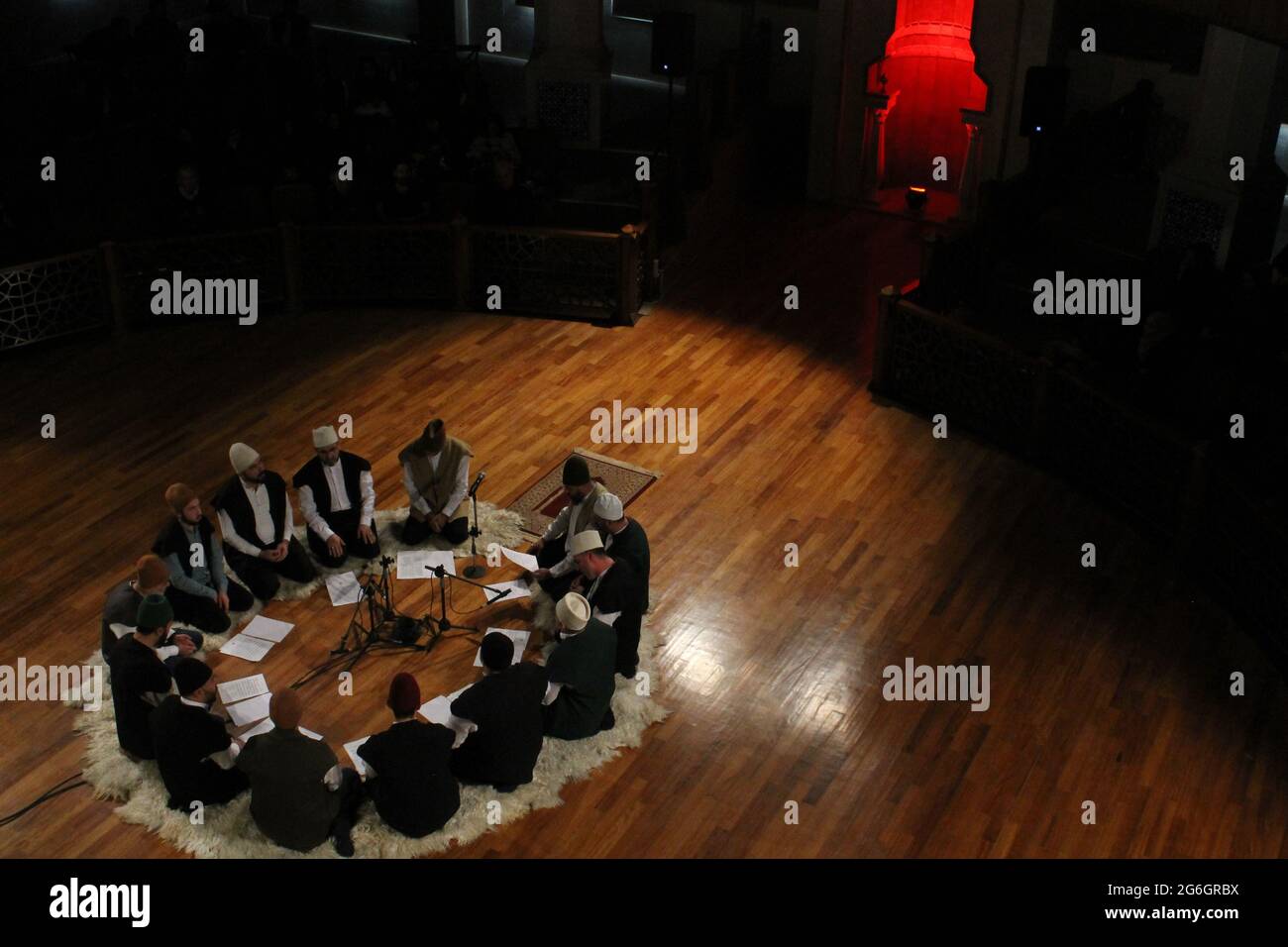 islamisches Musikteam, Saal und Publikum Stockfoto