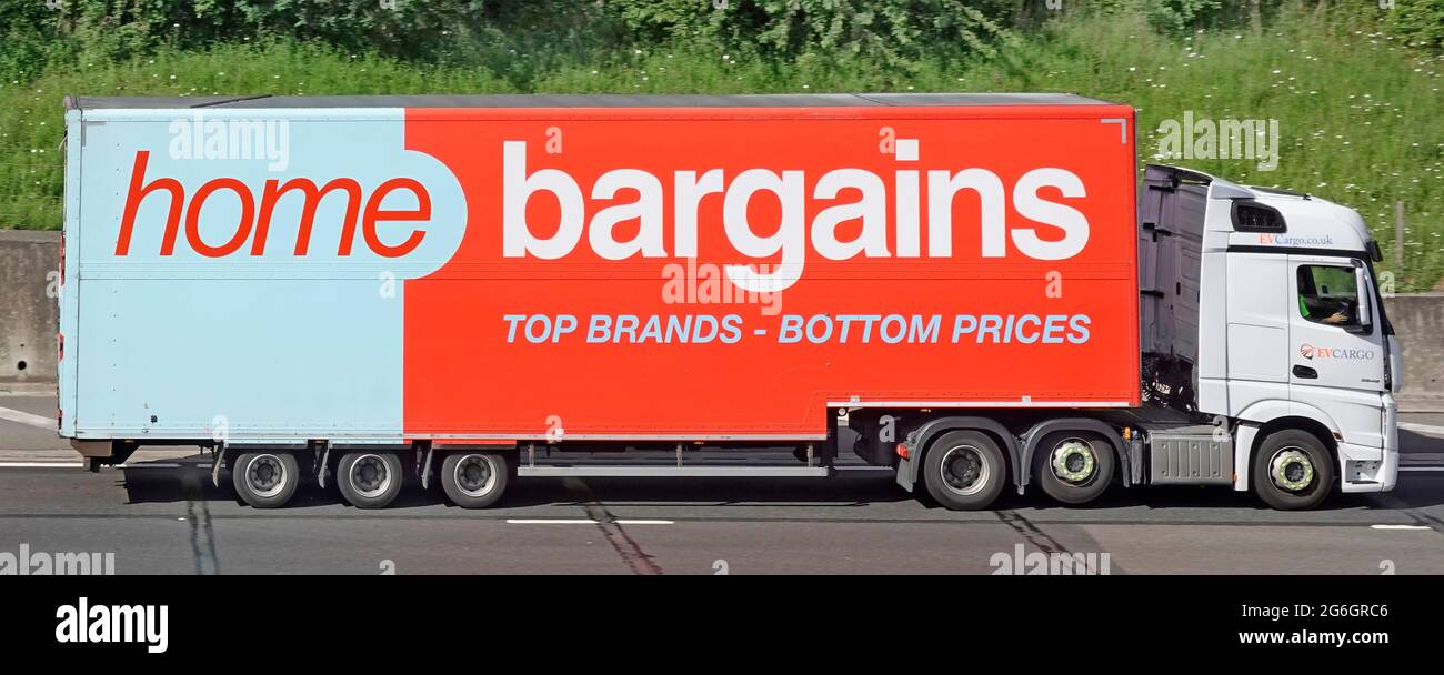 Seitenansicht Home Schnäppchen-Werbung auf der Lieferkette des Ladens artikulierter Anhänger hinter dem lkw-LKW-LKW-LKW mit weißer Logistik auf der britischen Autobahn Stockfoto
