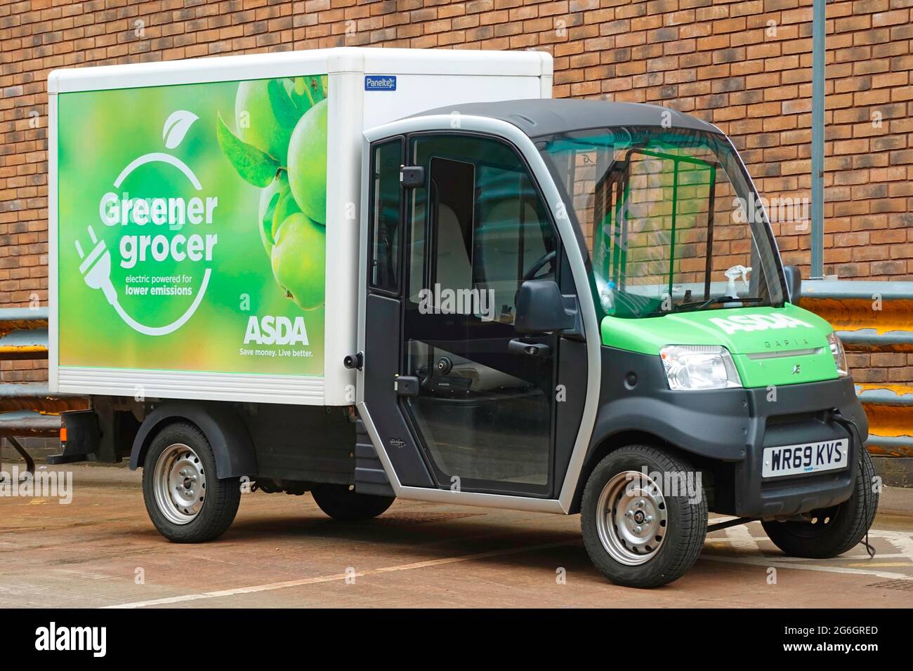 Kabel in einem elektrischen Ökteren Lebensmittelwagen im Asda Supermarkt Store Lieferung per Click & Collect Online-Bestellungen an lokale Short Range Locations Rugby England UK Stockfoto