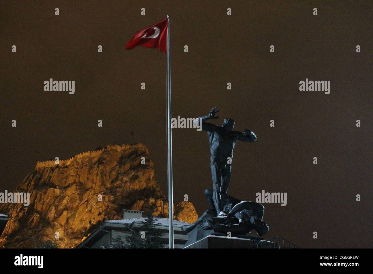 Nachtansicht des Afyonkarahisar Stadtplatzes, des Siegesdenkmals und des Afyonkarahisar Schlosses Stockfoto